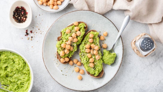 Tostadas de garbanzos y aguacate