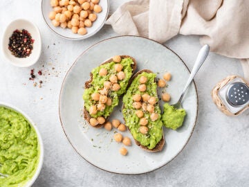 Tostadas de garbanzos y aguacate