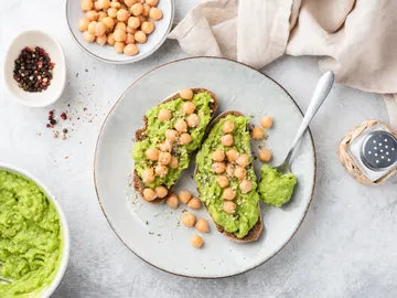 Tostadas de garbanzos y aguacate Tostadas de garbanzos y aguacate