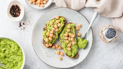 Tostadas de garbanzos y aguacate Tostadas de garbanzos y aguacate