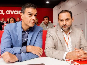 Pedro Sánchez junto al ministro José Luis Ábalos en 2019.
