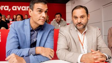 Pedro Sánchez junto al ministro José Luis Ábalos en 2019.