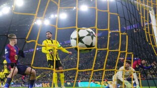 Ferran Torres anota uno de sus dos goles ante Kobel en Dortmund