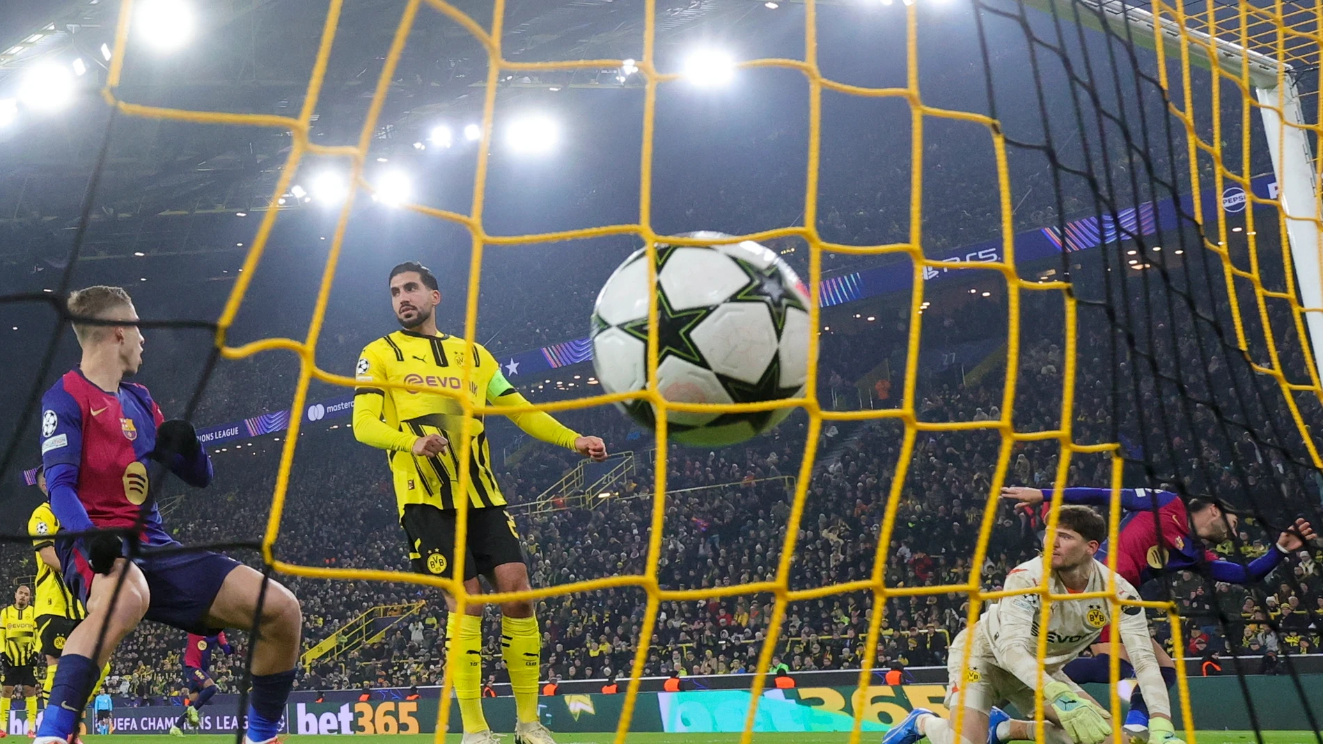 Ferran Torres anota uno de sus dos goles ante Kobel en Dortmund Ferran Torres anota uno de sus dos goles ante Kobel en Dortmund