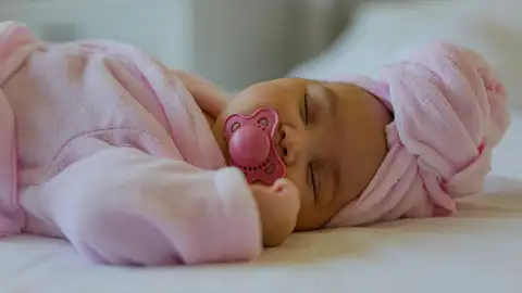 Bebé con chupete Bebé con chupete