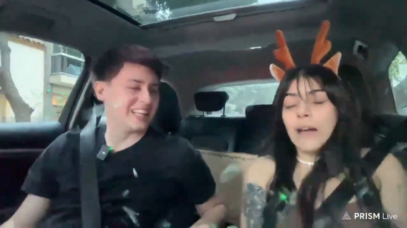 VÍDEO: Roban el móvil a una 'influencer' mientras hacía un directo y tras reventar el cristal del coche