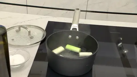 Limpia el puerro, córtalo en 4 y agrégalo Limpia el puerro, córtalo en 4 y agrégalo