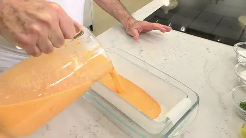 Vierte la mezcla del pastel dentro Vierte la mezcla del pastel dentro