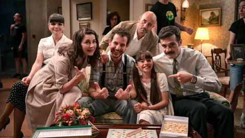 ¡Detrás de las cámaras! así se grabó la divertida cena de Julia con los Merino en Sueños de libertad ¡Detrás de las cámaras! así se grabó la divertida cena de Julia con los Merino en Sueños de libertad