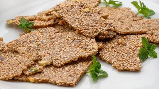 Receta exprés de Arguiñano: guirlache de sésamo y pistachos, "un postre muy sencillo, como lo estás viendo"