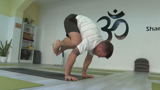 Jos&eacute; Carnero, bombero e instructor de yoga