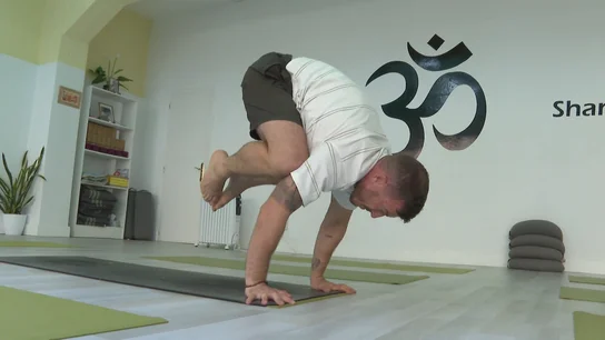 José Carnero, bombero e instructor de yoga José Carnero, bombero e instructor de yoga