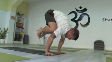 José Carnero, bombero e instructor de yoga