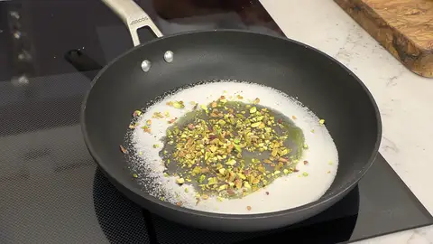 Deja la sartén al fuego hasta que el azúcar empiece a fundirse Deja la sartén al fuego hasta que el azúcar empiece a fundirse