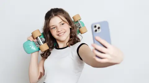 Chica joven haciéndose un selfie Chica joven haciéndose un selfie