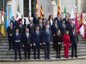 Foto de familia de la XXVII Conferencia de Presidentes, celebrada en Santander