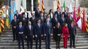 Foto de familia de la XXVII Conferencia de Presidentes, celebrada en Santander