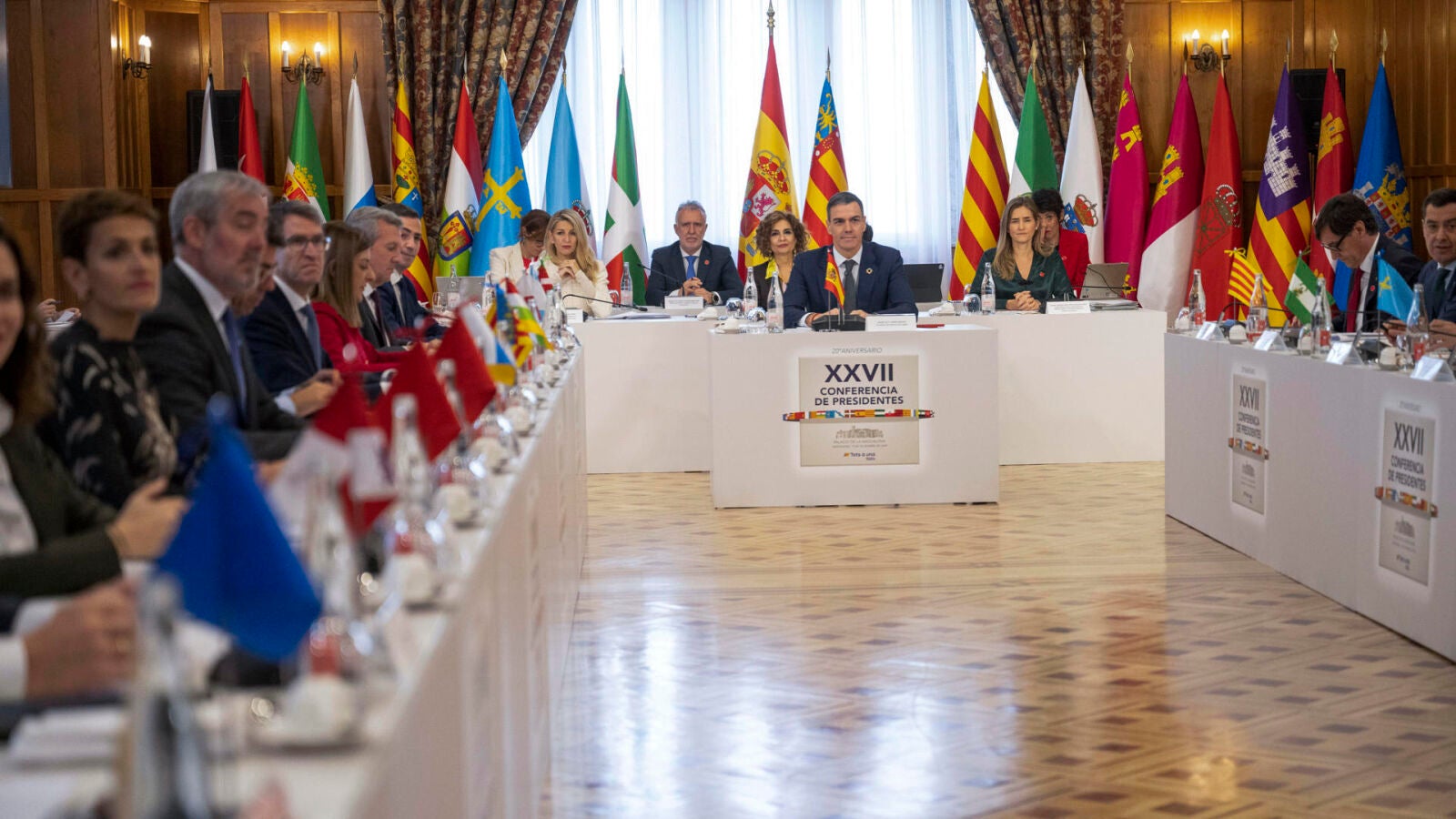 El menú, los abrigos, los gestos... estos han sido los otros protagonistas de la Conferencia de Presidentes de Santander