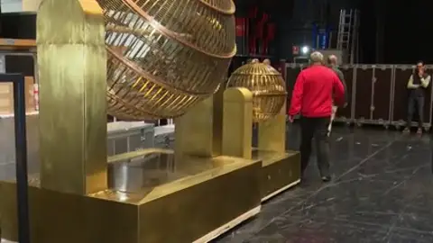 Cuenta atrás para la Lotería de Navidad 2024: los bombos ya están en el Teatro Real Cuenta atrás para la Lotería de Navidad 2024: los bombos ya están en el Teatro Real