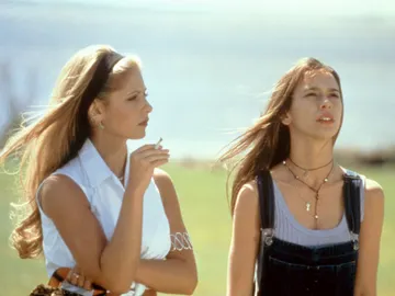 Sarah Michelle Gellar y Jennifer Love Hewitt en Sé lo que hicisteis el último verano Sarah Michelle Gellar y Jennifer Love Hewitt en Sé lo que hicisteis el último verano