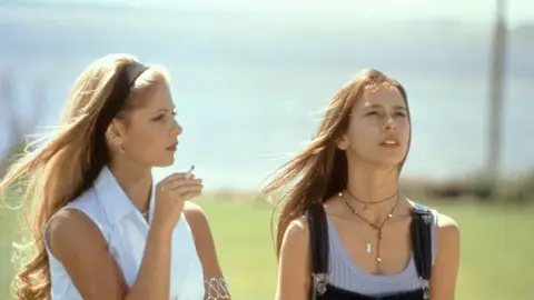 Sarah Michelle Gellar y Jennifer Love Hewitt en Sé lo que hicisteis el último verano Sarah Michelle Gellar y Jennifer Love Hewitt en Sé lo que hicisteis el último verano