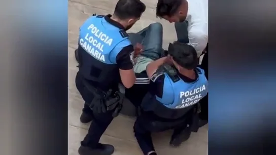 El vídeo del enfrentamiento entre dos policías y un presunto ladrón El vídeo del enfrentamiento entre dos policías y un presunto ladrón