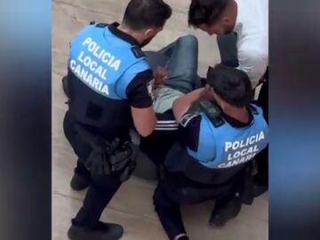 El vídeo del enfrentamiento entre dos policías y un presunto ladrón 