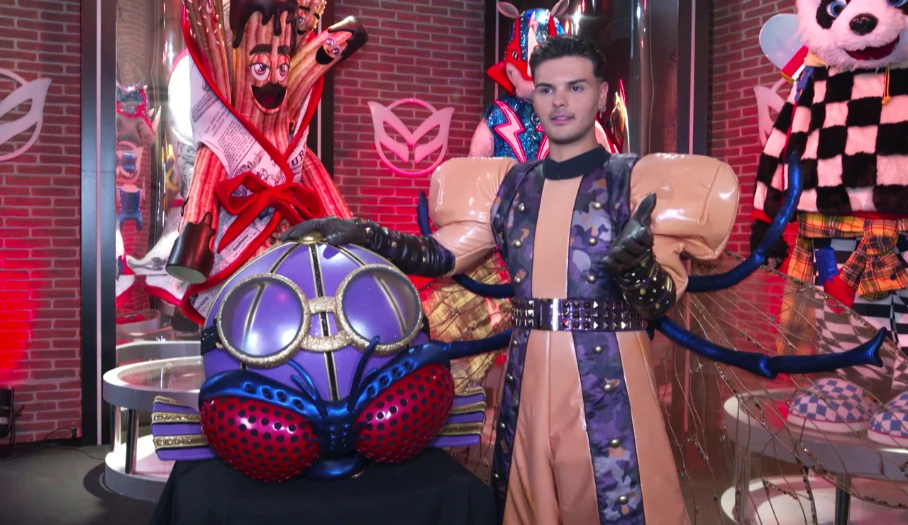 "Me apetecía muchísimo hacerlo": Abraham Mateo desvela cómo fueron sus primeras veces en Mask Singer