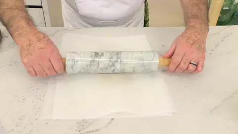 Estíralo con un rodillo hasta conseguir el grosor deseado Estíralo con un rodillo hasta conseguir el grosor deseado