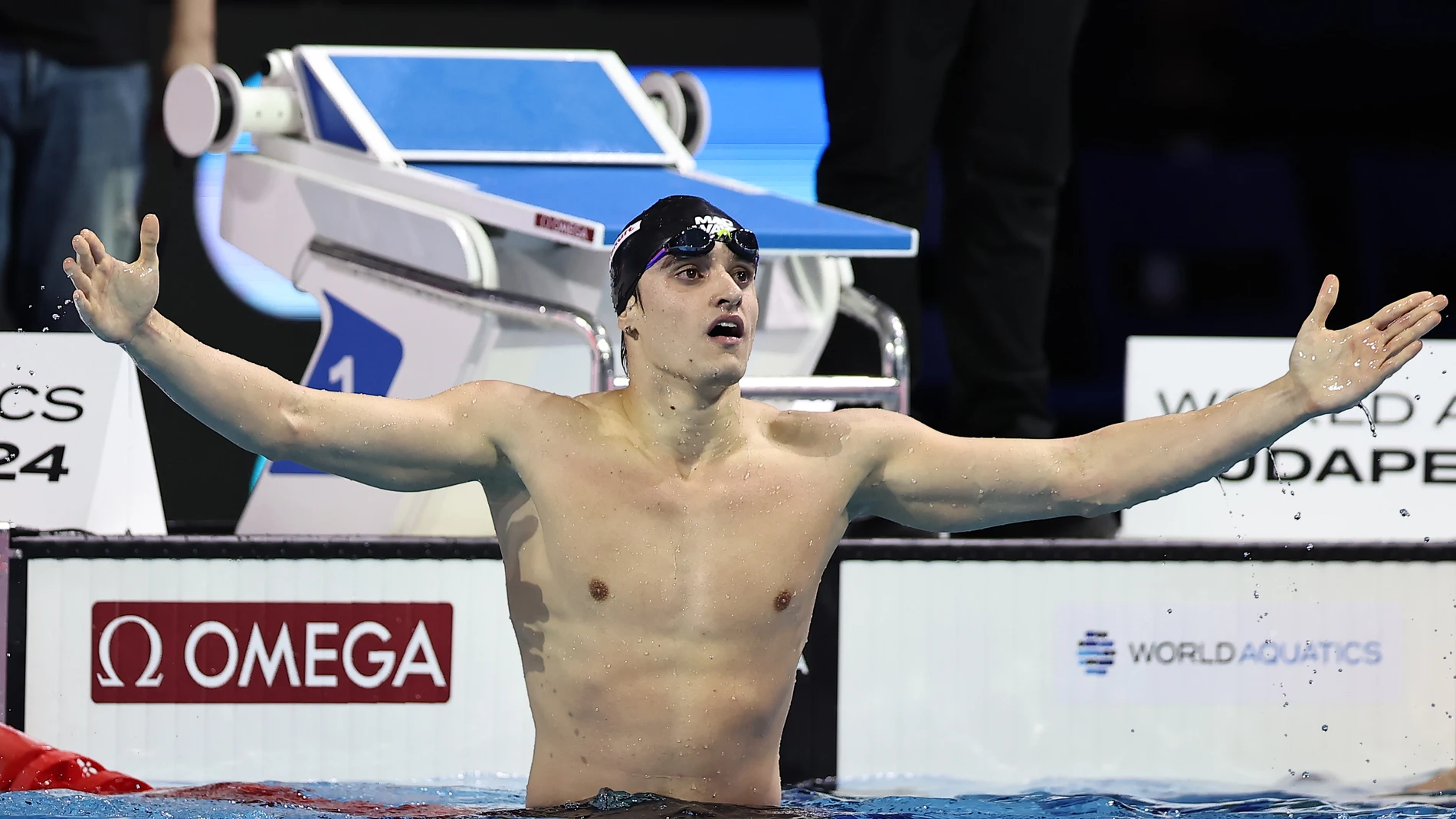 Carles Coll Marti celebra su histórico oro en la piscina del Duna Arena (Budapest) Carles Coll Marti celebra su histórico oro en la piscina del Duna Arena (Budapest)