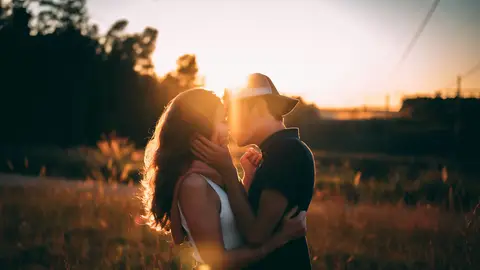 Jóvenes besándose Jóvenes besándose