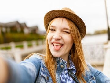 Chica joven haci&eacute;ndose un selfie