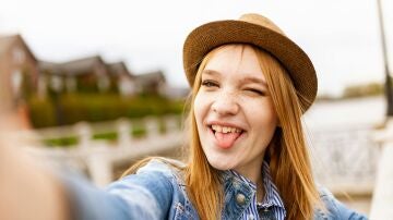 Chica joven haciéndose un selfie