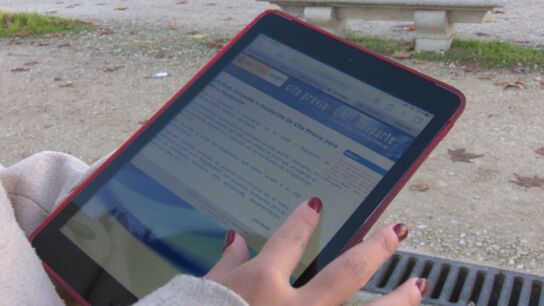 Una joven con una tablet intentando hacer una gesti&oacute;n
