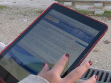 Una joven con una tablet intentando hacer una gestión