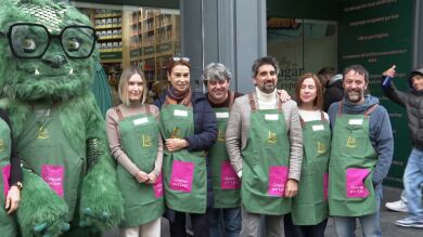 Escritores convertidos en libreros por un día para fomentar la lectura