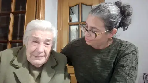 Pepica y su nieta Sara Pepica y su nieta Sara