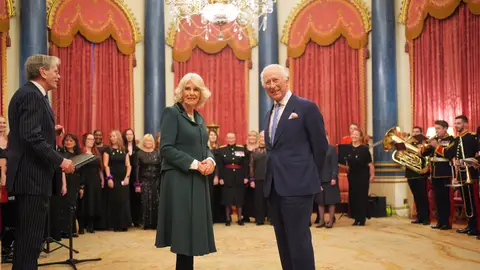 Carlos III y Camila en una recepción real con The Military Wives Choirs Carlos III y Camila en una recepción real con The Military Wives Choirs