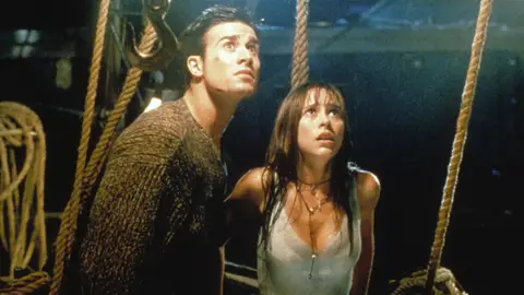 Freddie Prinze Jr. y Jennifer Love Hewitt en Sé lo que hicisteis el último verano Freddie Prinze Jr. y Jennifer Love Hewitt en Sé lo que hicisteis el último verano