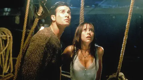 Freddie Prinze Jr. y Jennifer Love Hewitt en Sé lo que hicisteis el último verano Freddie Prinze Jr. y Jennifer Love Hewitt en Sé lo que hicisteis el último verano