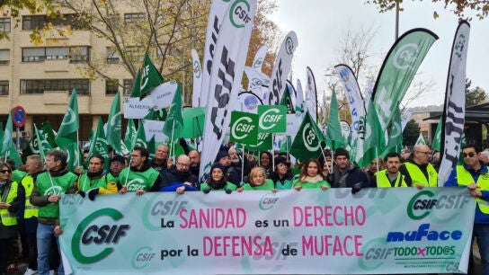 Imagen de funcionarios en la manifestaci&oacute;n de Muface