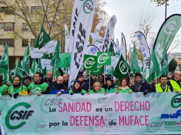 Imagen de funcionarios en la manifestación de Muface