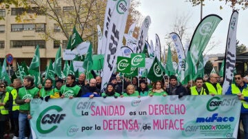 Imagen de funcionarios en la manifestación de Muface