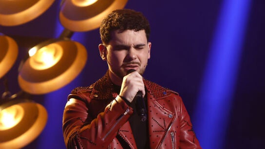 Diego se la juega en el escenario de La Voz con &lsquo;La ni&ntilde;a de la linterna&rsquo;
