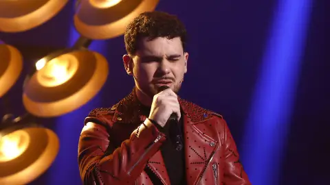 Diego se la juega en el escenario de La Voz con ‘La niña de la linterna’ Diego se la juega en el escenario de La Voz con ‘La niña de la linterna’