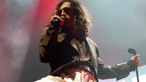 Un momento del concierto que la banda murciana 'Arde Bogotá' ofrece este viernes en el WiZink Center de Madrid. Un momento del concierto que la banda murciana 'Arde Bogotá' ofrece este viernes en el WiZink Center de Madrid.