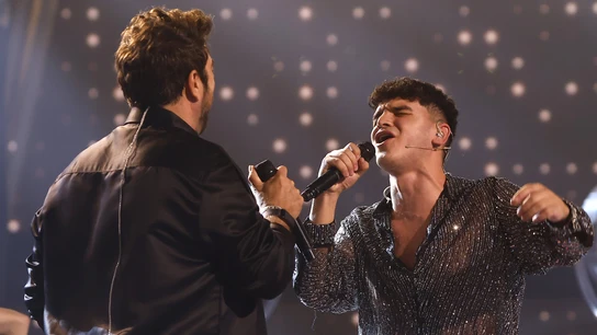 Antonio Orozco y Manuel Ayra unen sus voces para cautivar con ‘Entre sobras y sobras me faltas’ Antonio Orozco y Manuel Ayra unen sus voces para cautivar con ‘Entre sobras y sobras me faltas’
