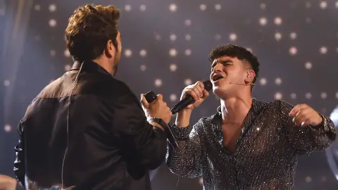 Antonio Orozco y Manuel Ayra unen sus voces para cautivar con ‘Entre sobras y sobras me faltas’ Antonio Orozco y Manuel Ayra unen sus voces para cautivar con ‘Entre sobras y sobras me faltas’