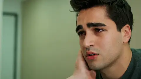 Ferit llega por sorpresa al hospital y abraza a Halis, disculpándose por todo lo sucedido: “Te quiero mucho, abuelo”