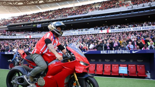 Jorge Mart&iacute;n lleg&oacute; al Metropolitano subido a su moto